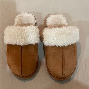 Cozy Tan Slippers with White Faux Fur